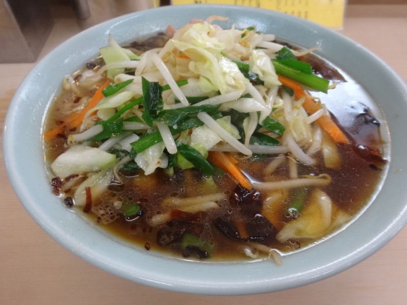 たっぷりの野菜炒めに焦がしねぎがのっかっている