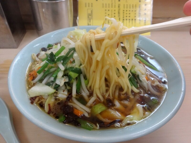 スープは容赦の無い醤油味。旨い。