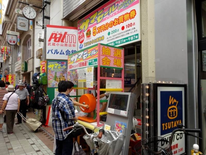 ガラガラの音が響き渡り景気がいい