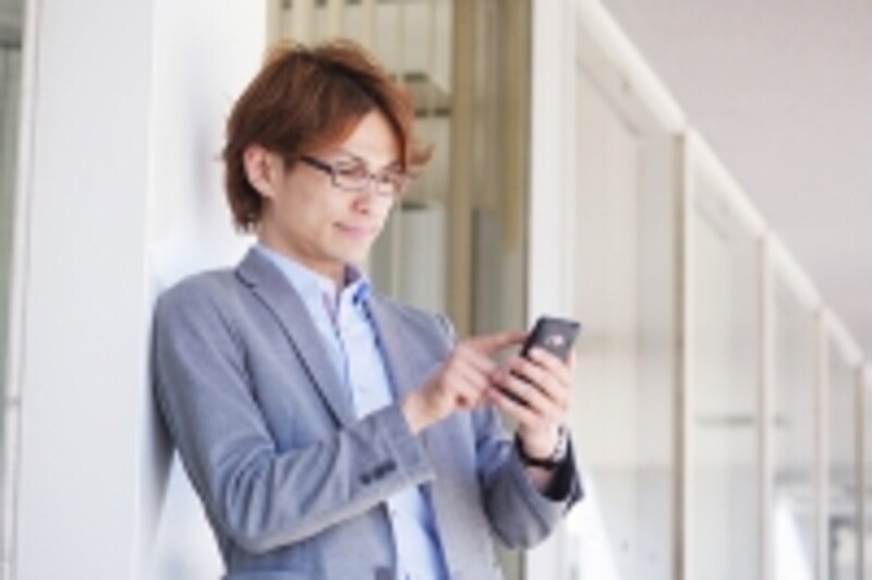 ちょい決めでスマホをいじる男性