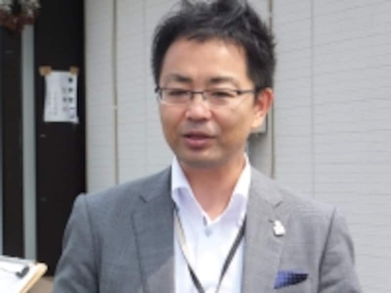 新入社員の清掃活動を見守る積水ハウスの東瀬氏