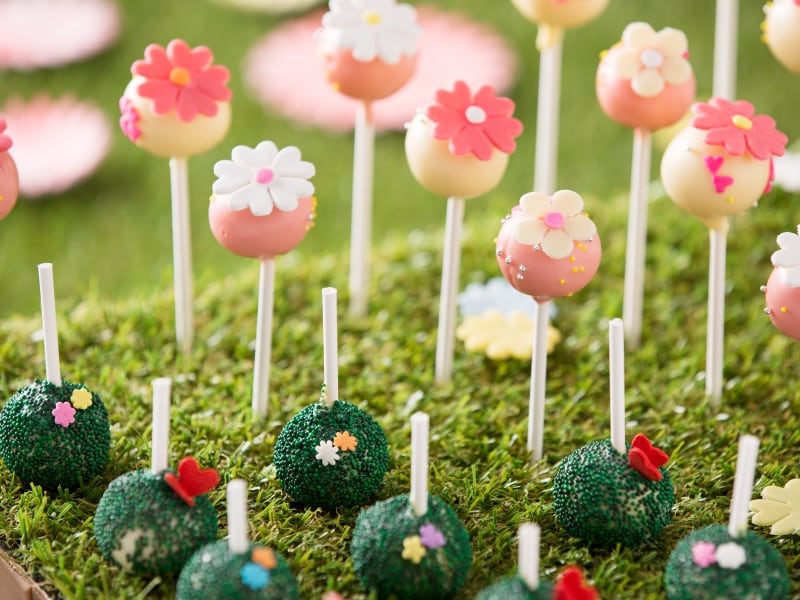 マジカルポップスundefined色とりどりのポップスをオリジナルで作ってみませんか?フードペンで好みの絵や言葉を記して。ケーキポップスundefined1本undefined400円/ケーキポップス作り体験undefined1本undefined300円