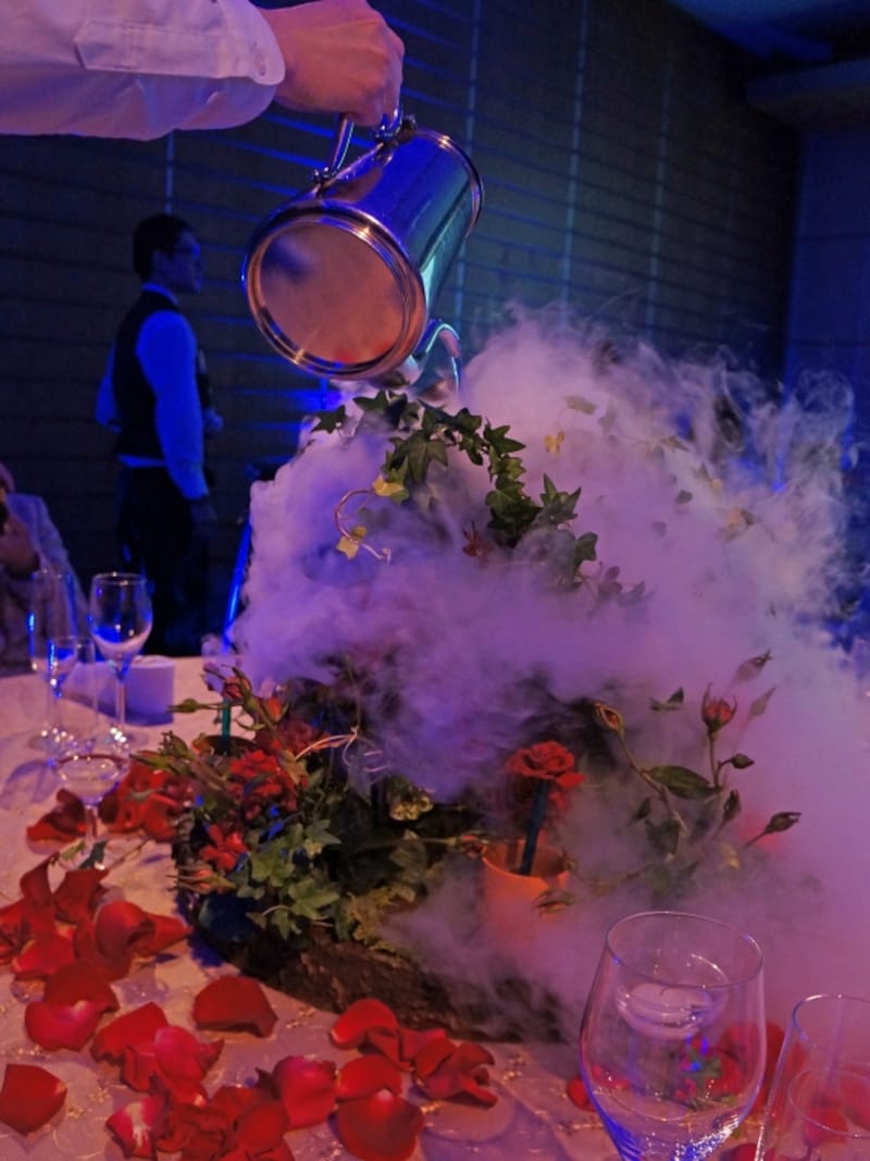 白い煙からはバラの香りが