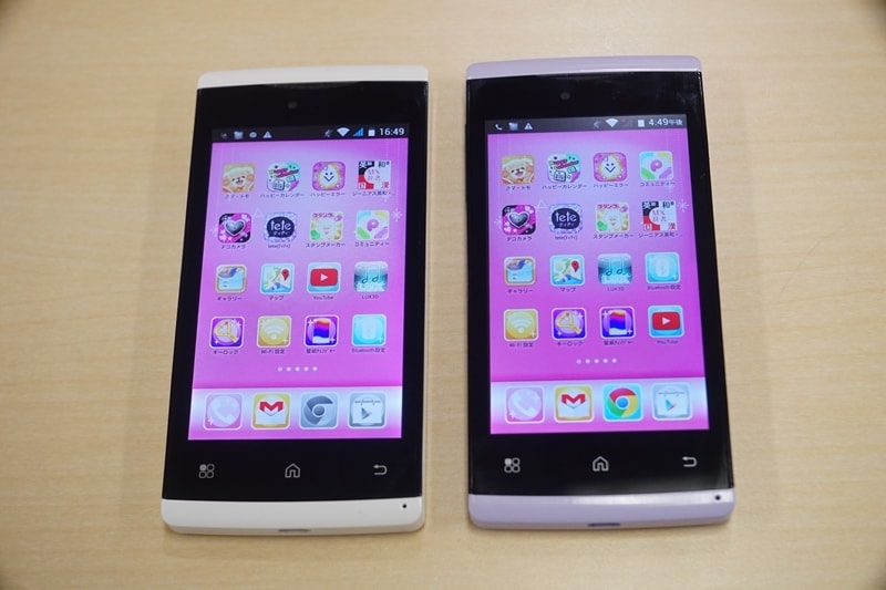 4インチディスプレイ搭載。可愛いオリジナルのホーム画面となっています。重さは126g。