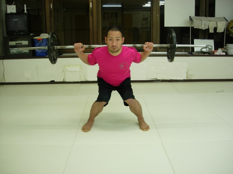 バックスクワットundefinedニーイン（前）