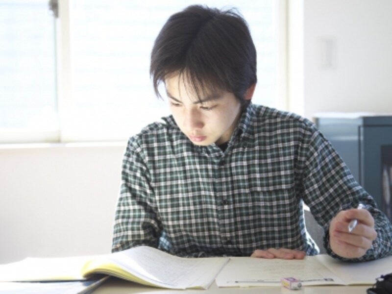 中学受験の勉強をしてきた子どもたちの中で、なかなか成績が伸びない子がいる一方で、小6から一気に成績が上がる子が毎年一定の割合で現れます。小6で成績を急上昇させて有名私立中学の合格を手にしてきた受験生の共通点をお伝えします。