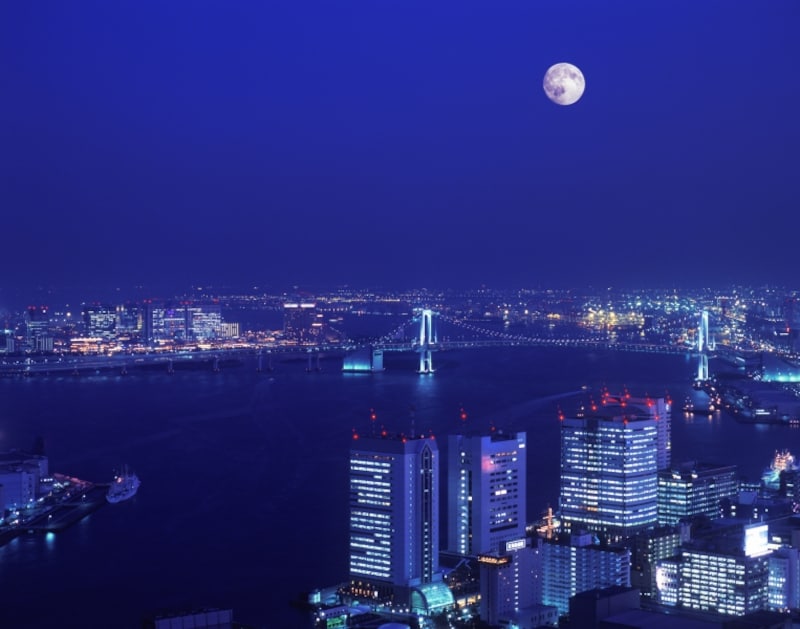 都心の夜景と幻想的な月