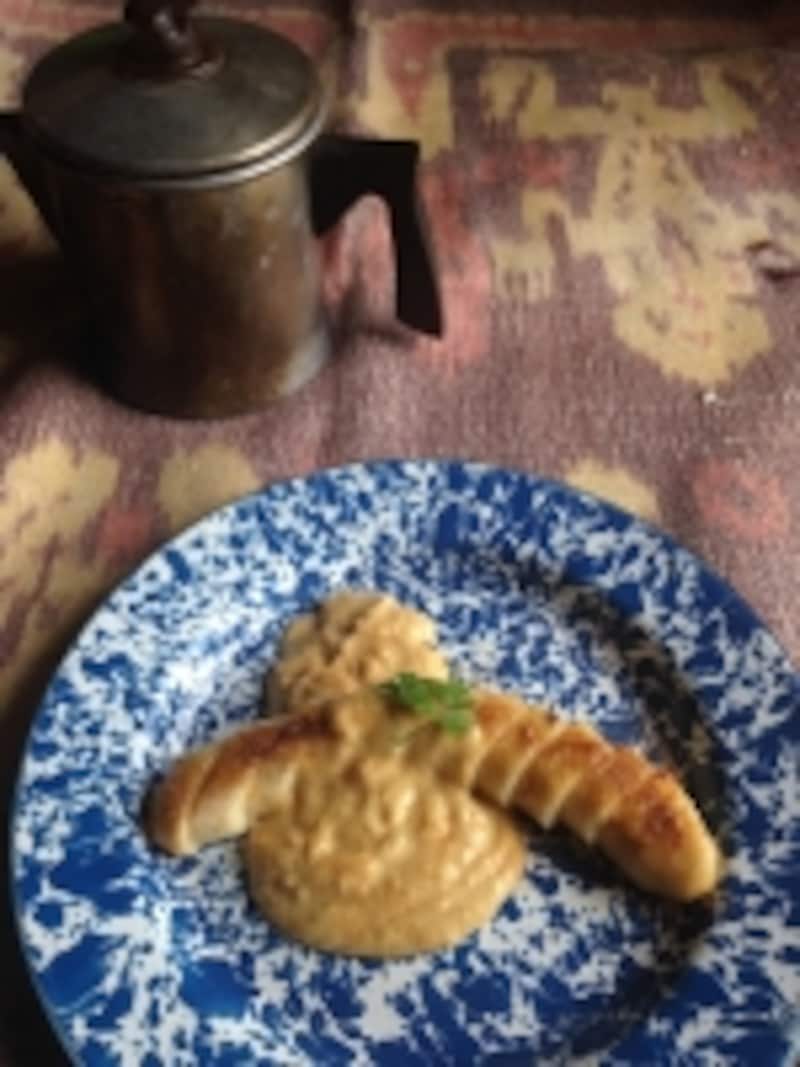 焼いたバナナにプリンでつくったソース