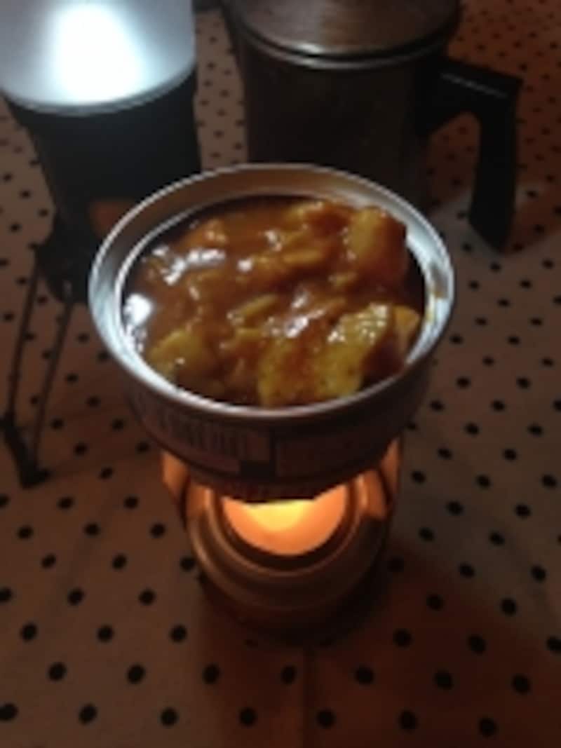 缶ビールの空き缶にキャンドルでソースを温める
