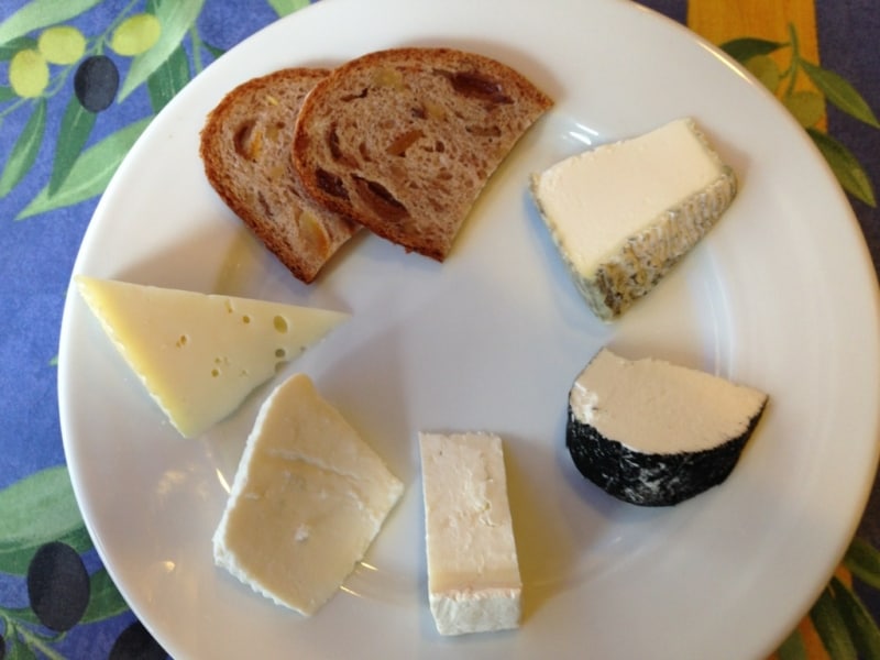 パンの右から時計周りに「茶臼岳」「シェーブル・灰まぶし」「シェーブル・白カビ」「イルリコッターロのリコッタ」「イルリコッターロのカチョッタ」