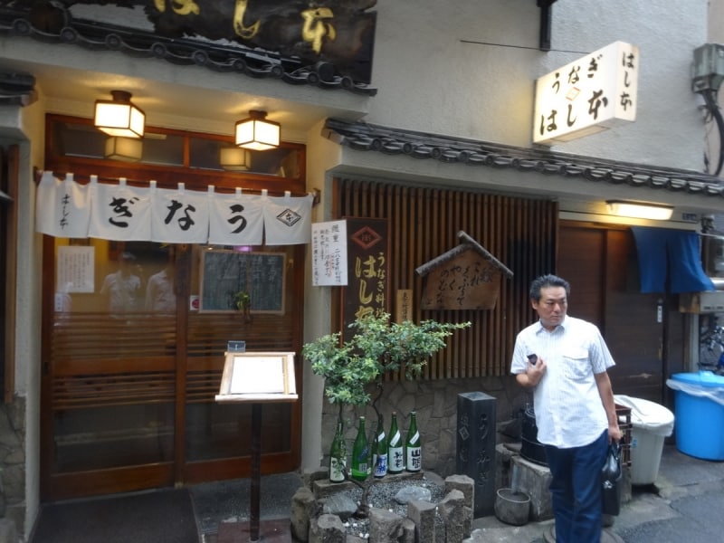 ランチ時、近隣のサラリーマンたちでいっぱいだった