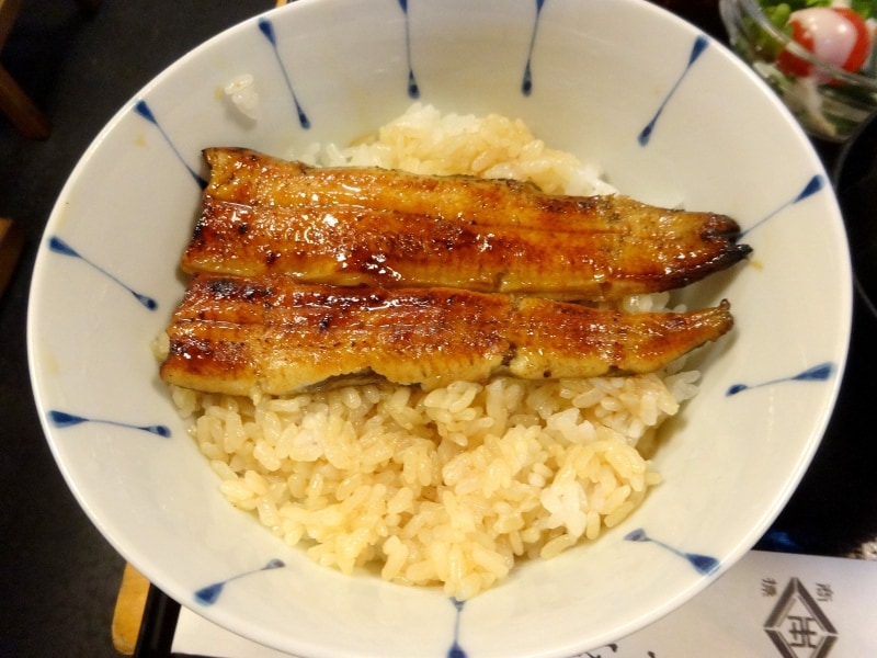 ランチ時はリーズナブルなメニューが用意されている