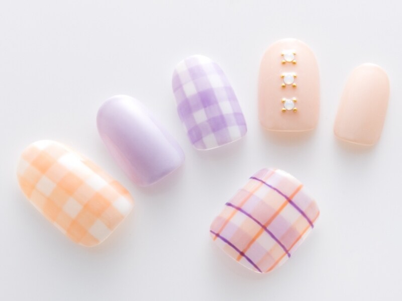 薬指のストーンがアクセント