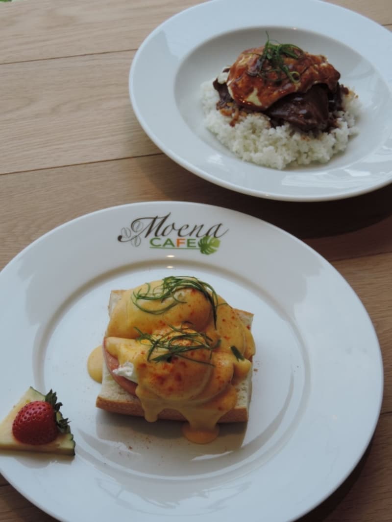 「モエナカフェ」の「モエナスペシャルロコモコ」(税別1,680円)と「スモークハムのエッグベネディクト」(税別1,400円)