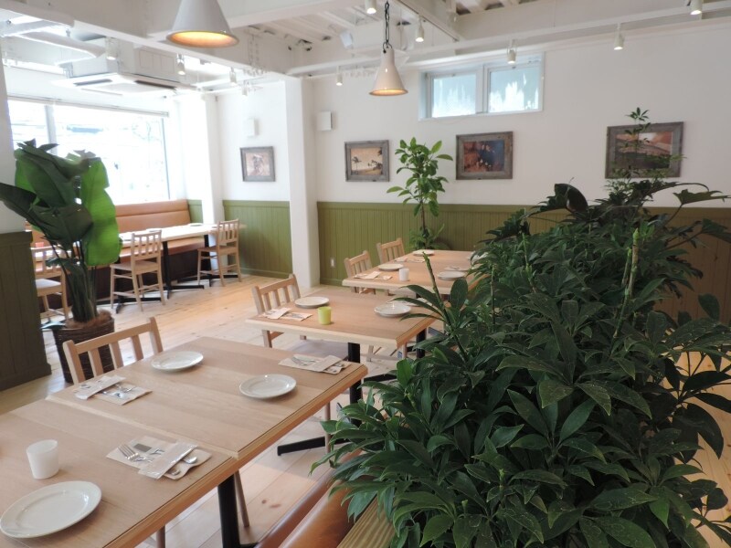 「モエナカフェ」2階の店舗内観