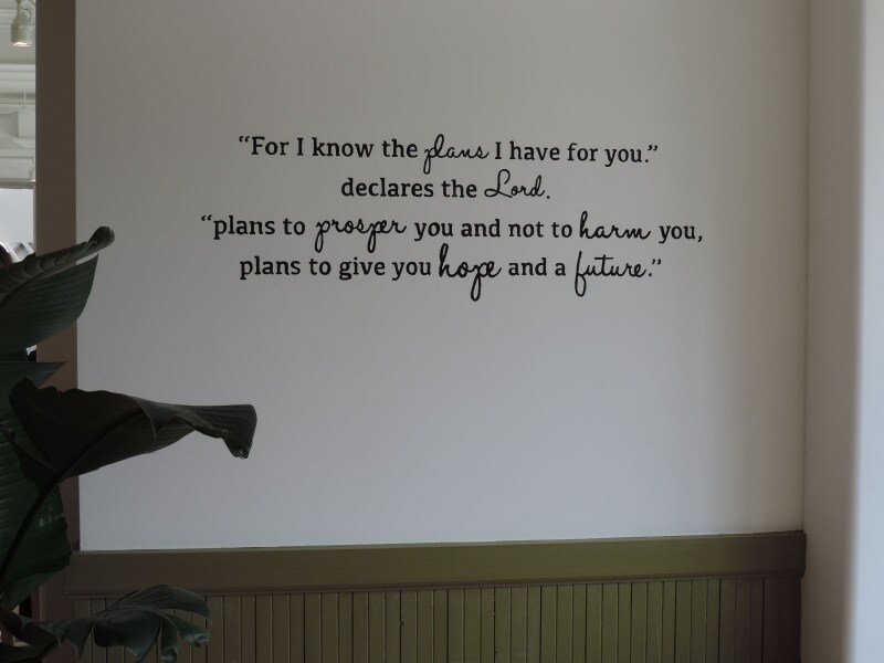 「モエナカフェ」2階の壁に書かれたメッセージ