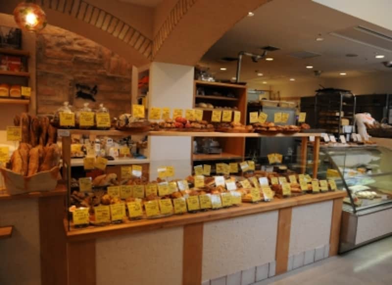 ハード系のパンから惣菜パン、焼き菓子まで、アッシュならではの雰囲気