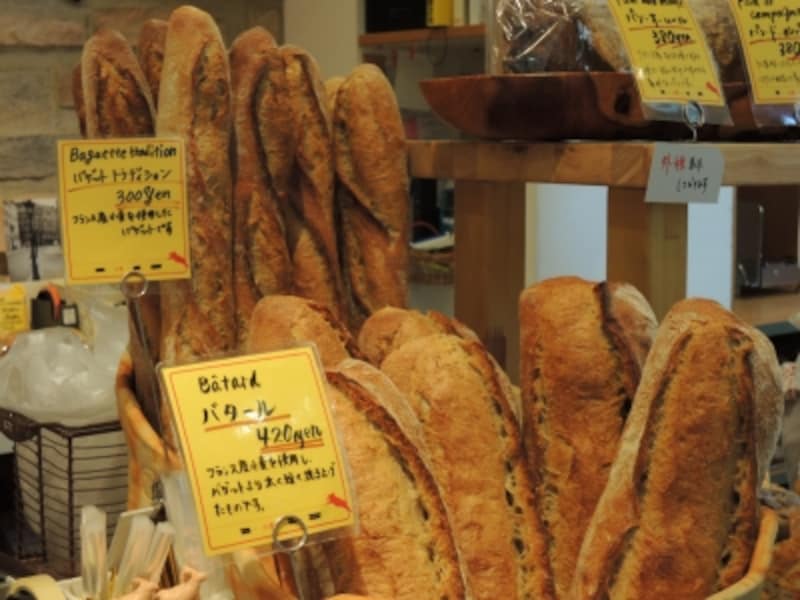 パリッと焼けているフランス小麦のバゲットとバタール