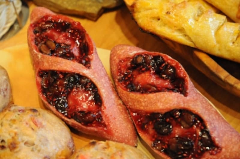 独創的なフランボワズィエ（240円）はフランボワーズと黒豆のパン。