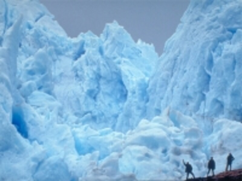 ブルーに輝く氷河はパタゴニアを代表する絶景のひとつundefined写真提供：アルゼンチン観光局