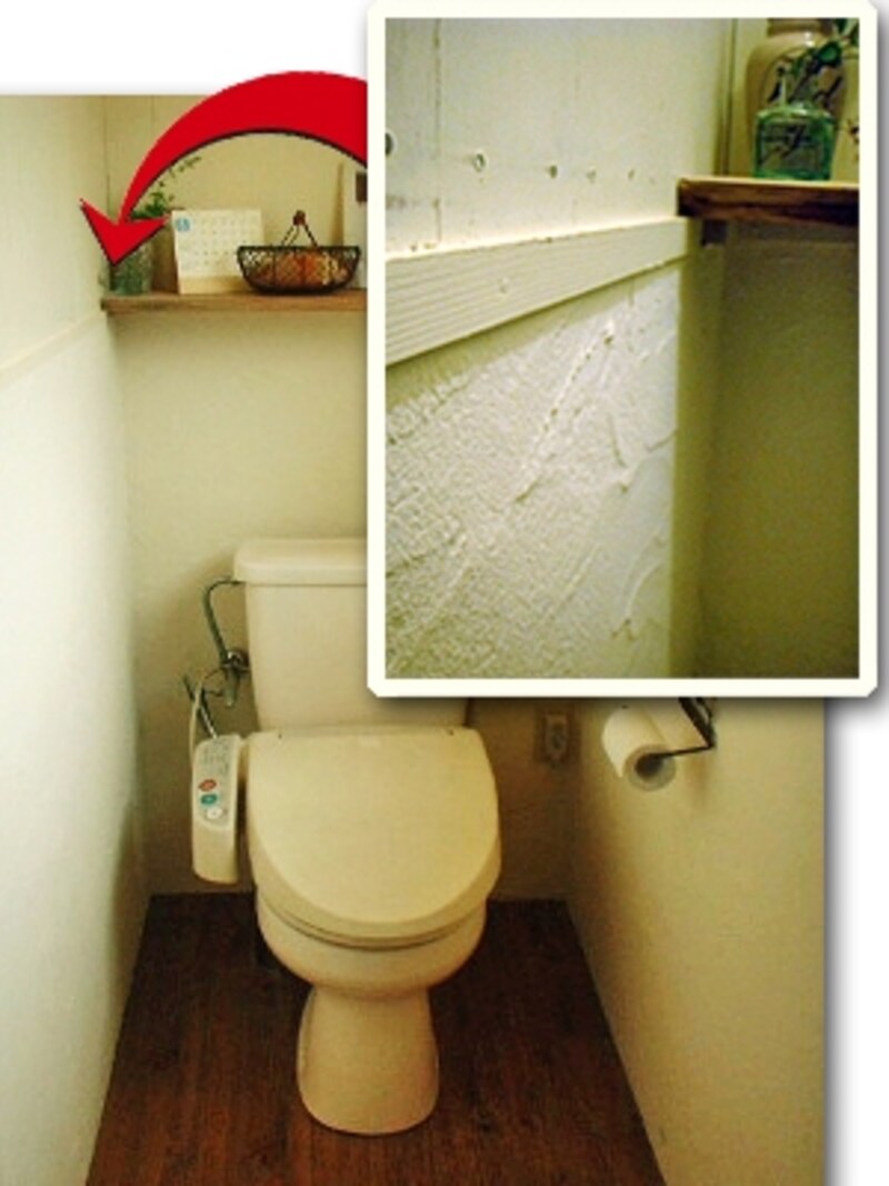 ラワン合板の壁に塗装をした後、ヤスリがけをしてあえて古びたイメージにしたトイレ（DIYリフォーム実例！大変身！素材感を生かしたトイレより）