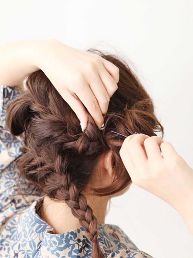 上の編み込みをおだんごに巻きつける