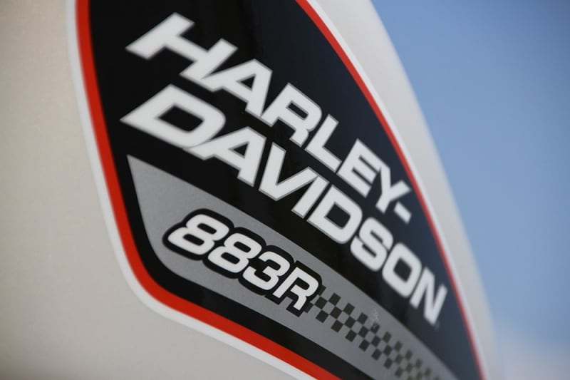 レーシーなデザインのタンクグラフィック。