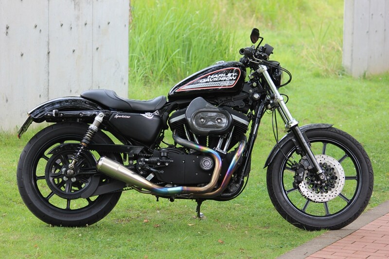 乗りやすくカスタムされたXL883R。オーナーの好みとベース車両がマッチしたお手本のようなスタイル