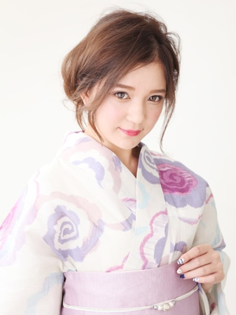 白地×花柄の浴衣でしっとり大人っぽく