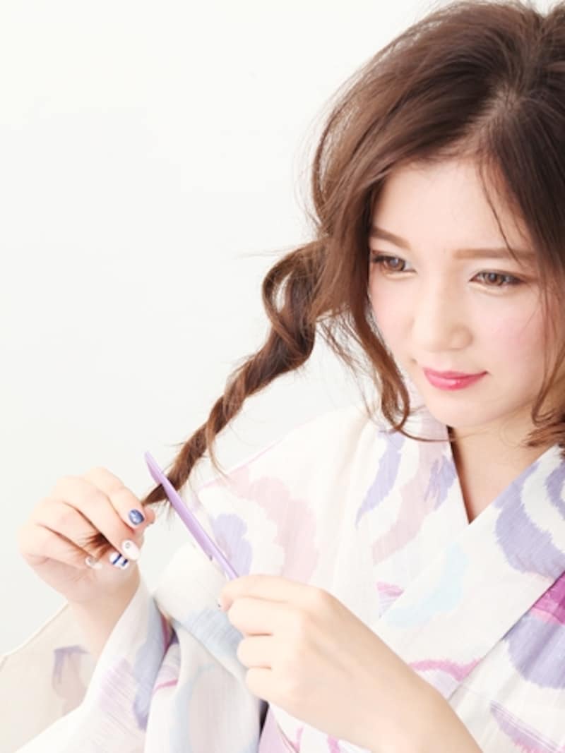 左右の髪は逆毛で固定