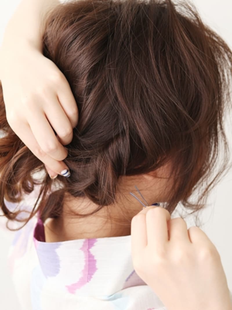 左右の毛束をねじりながら固定