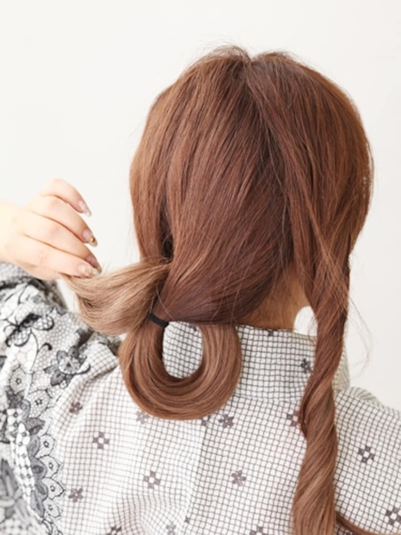 毛束をくぐらせる