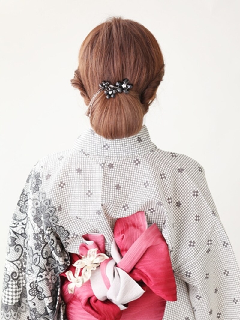 ロング浴衣・ツヤ感で魅せる低めのおだんごアレンジ