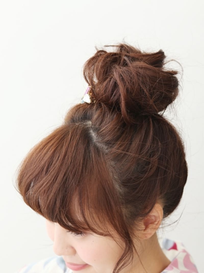 三つ編みのおだんごでくずれにくく！