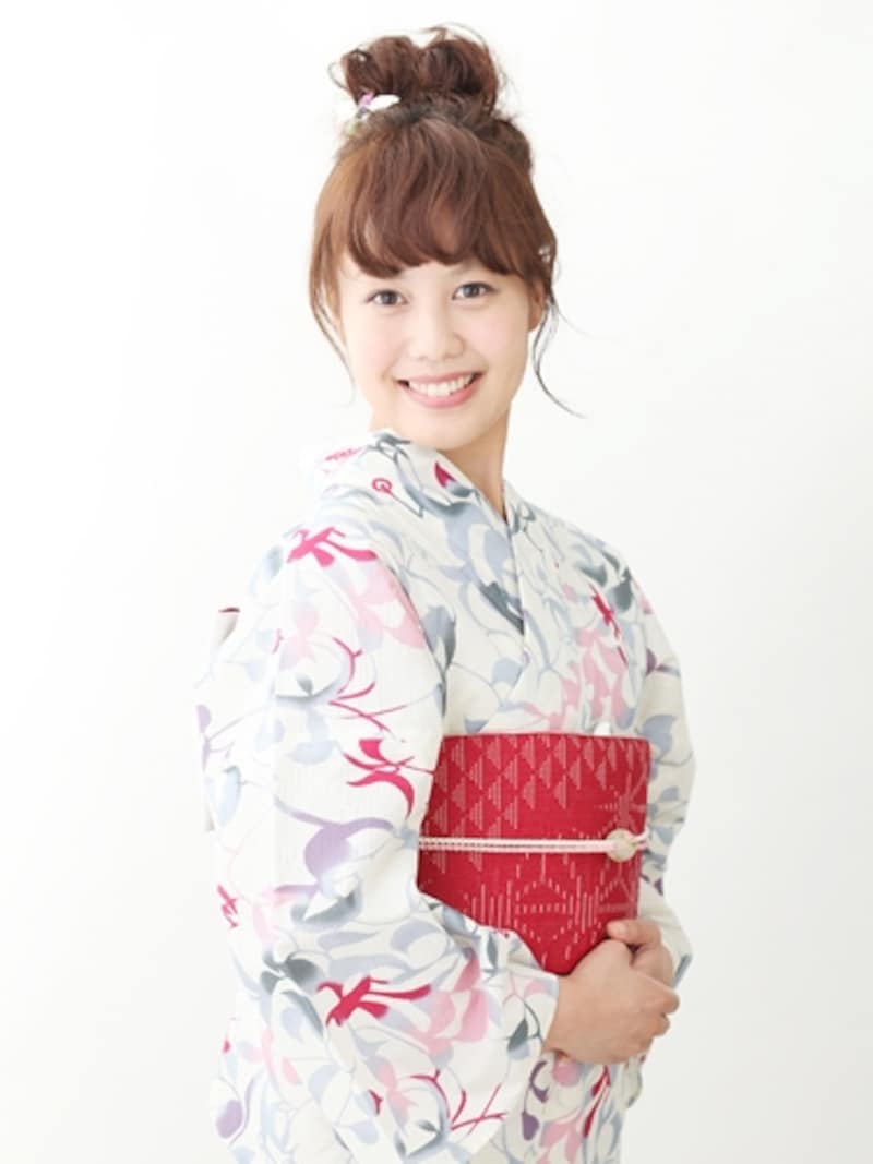 優しい色の浴衣に赤帯を合わせて