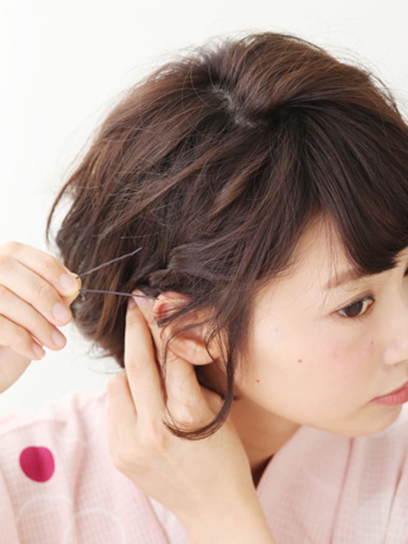 片側を耳後ろで留める