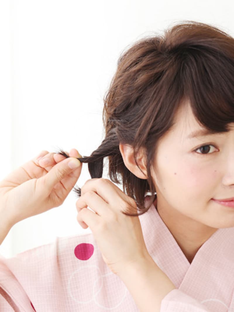 毛束を足してねじりながら固定