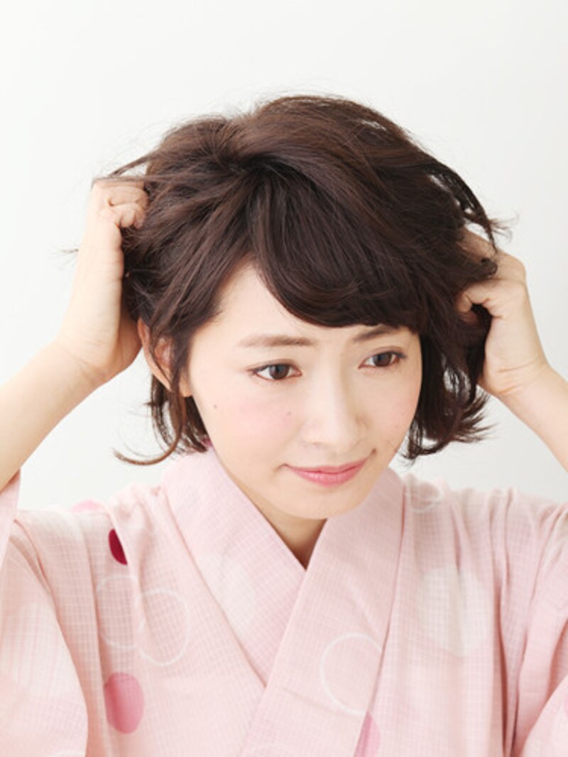 かためのワックスをもみ込む