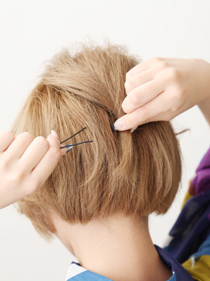 ねじった毛束をピンで固定