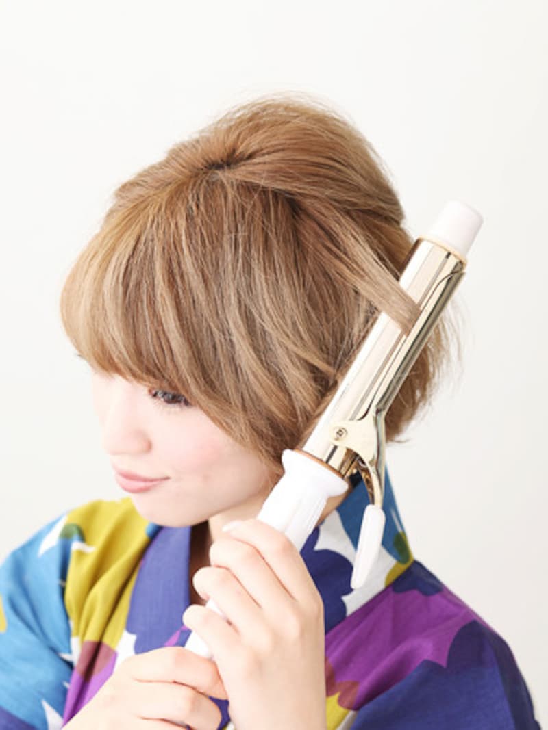 コテで毛先にカールをつける