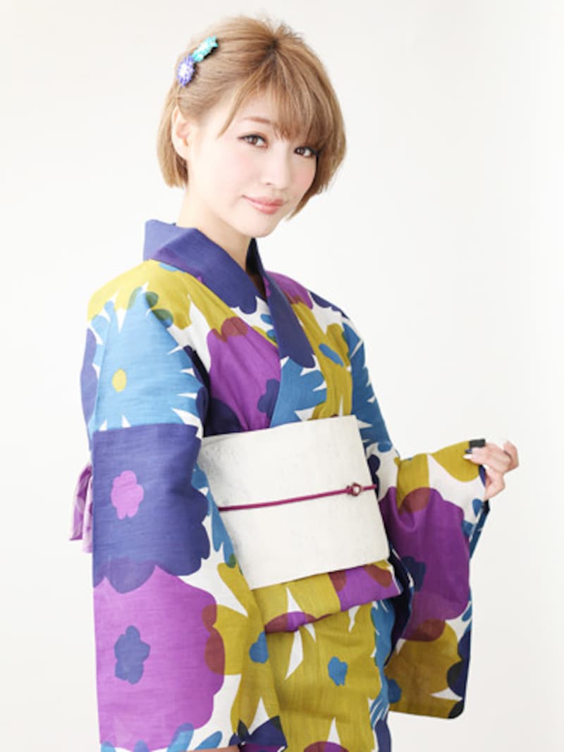 大きな花柄がモダンな浴衣