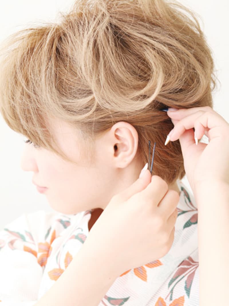 耳後ろの髪をピンで固定