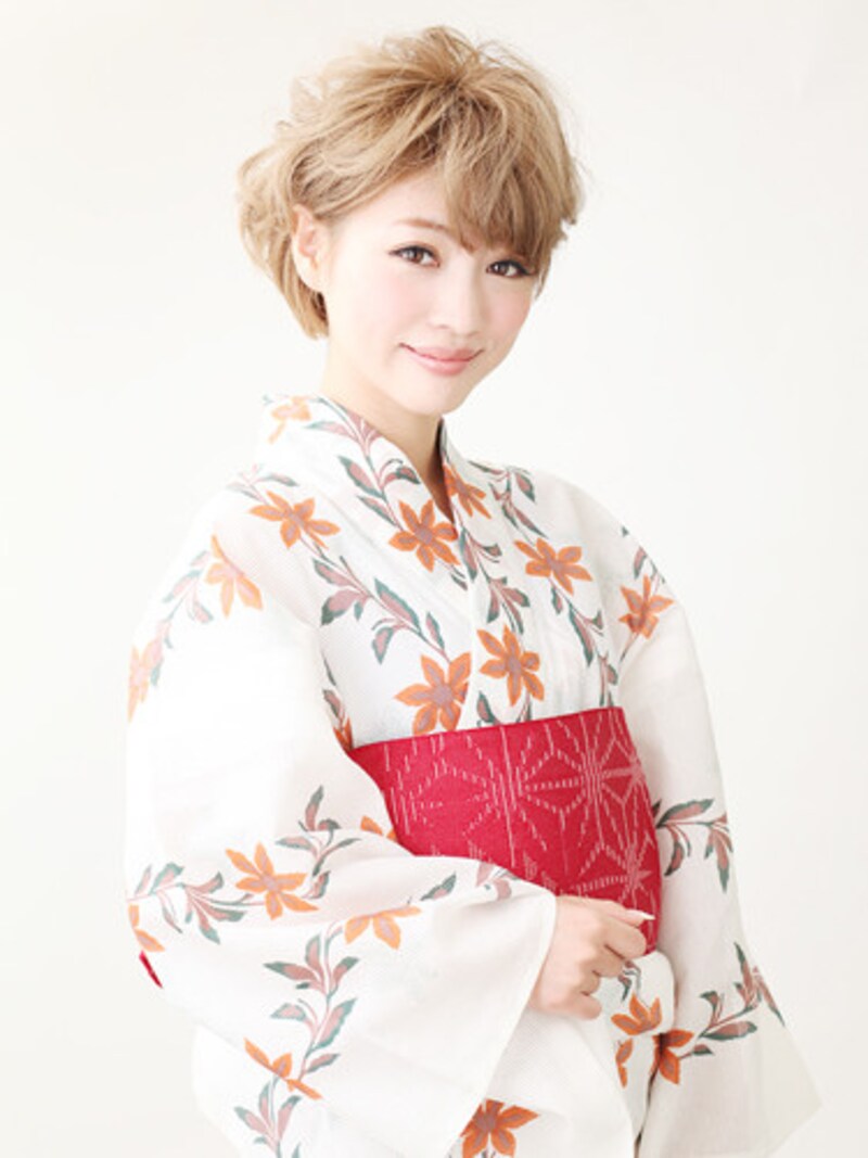 白地×オレンジ柄の浴衣に赤帯が印象的!
