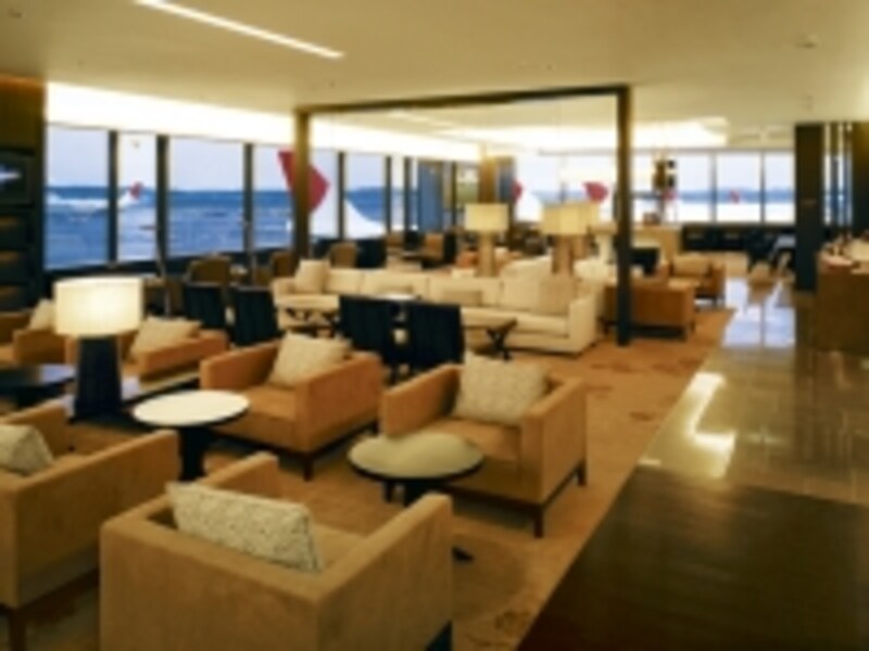 成田にあるJALのメインラウンジは世界最大級の広さ。