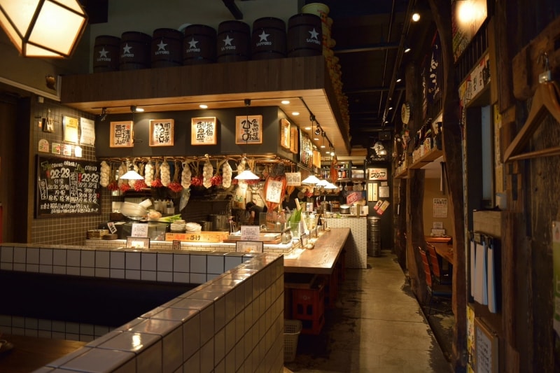 炭火焼のいい香りがたちこめる店内