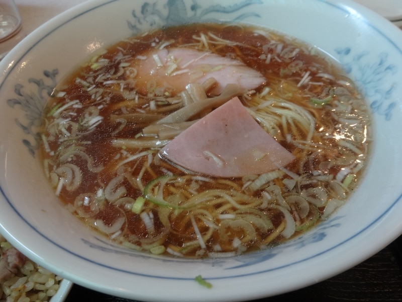 麺は細目のストレート