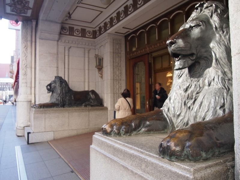 多くの人がライオンの足を触っていく