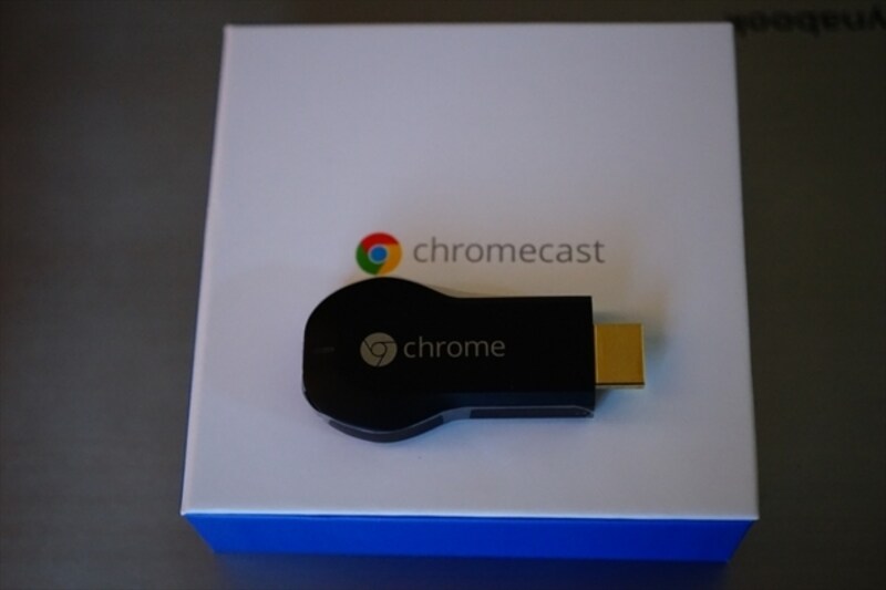 Chromecastは、テレビのHDMI端子に接続するドングル型の端末です。microUSBケーブルにて給電します。