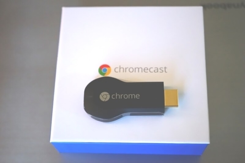 Chromecastは、テレビのHDMI端子に接続するドングル型の端末です。microUSBケーブルにて給電します。