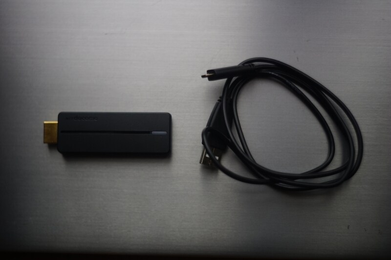 「SmartTV dstick 01」はHDMI端子に挿すドングル型の端末です。microUSBにて給電します。